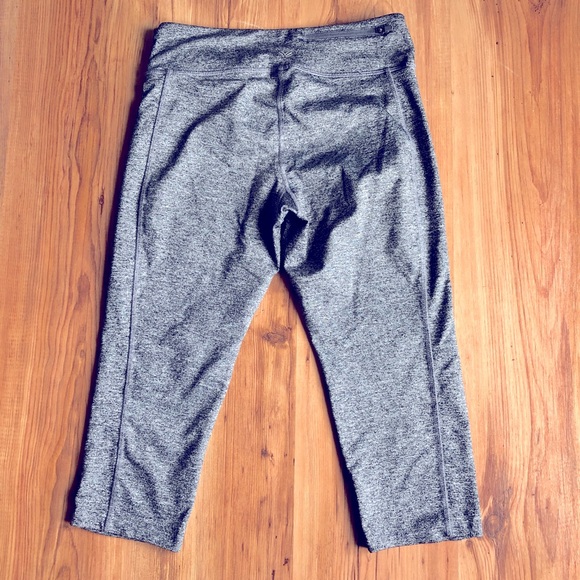 FOREVER 21 Yoga Capri Leggings Pockets Gray Small - Picture 2 of 16